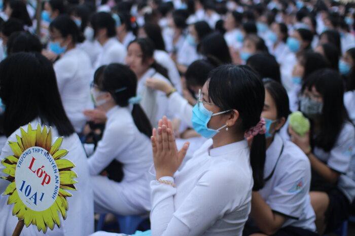 TP.HCM: Học sinh háo hức trong ngày khai giảng năm học mới, được đo nhiệt độ và đeo khẩu trang phòng dịch