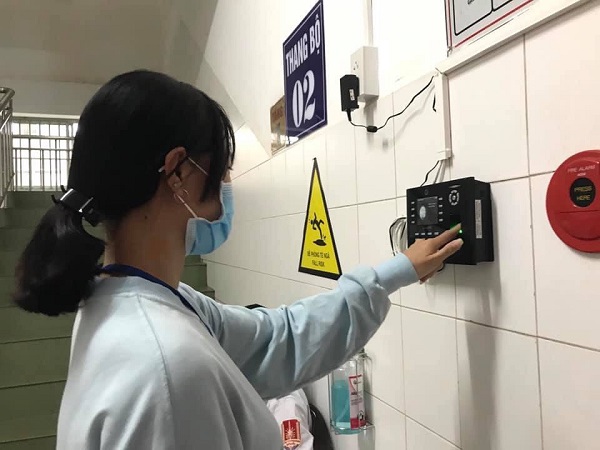 Bệnh viện đa khoa Trung ương Cần Thơ kiểm soát người nuôi bệnh bằng hệ thống nhận diện dấu vân tay