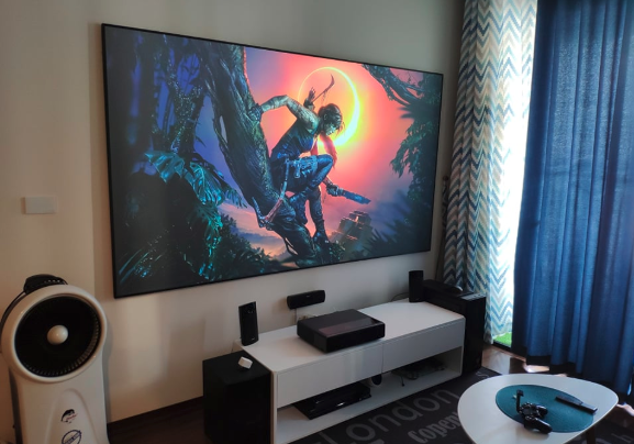 Dùng máy chiếu giá rẻ thay TV