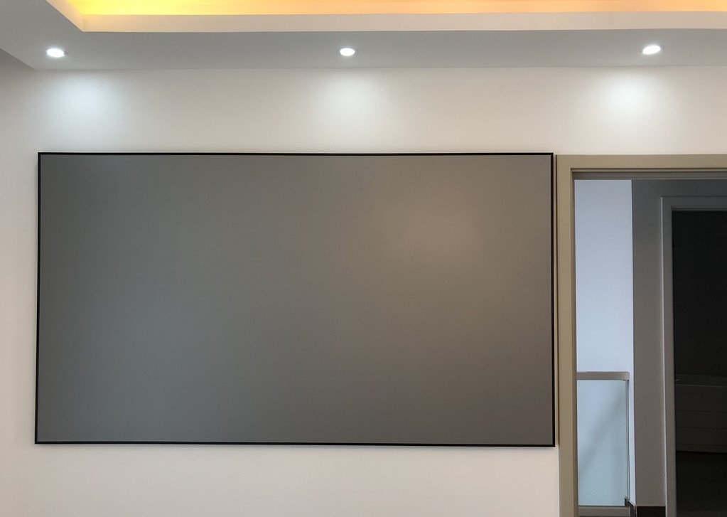 Sự khác biệt giữa vải màn chiếu trắng và vải màn chiếu xám