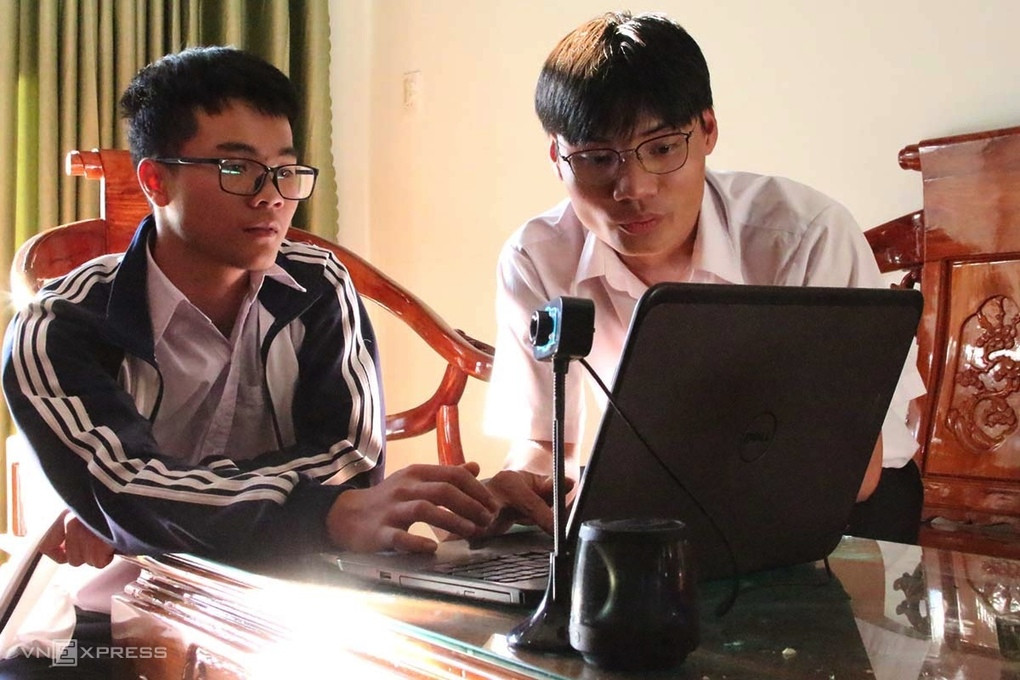 Hai nam sinh chế tạo máy giám sát người đeo khẩu trang