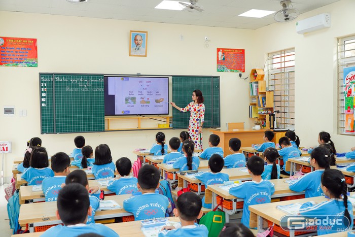 Trang bị Tivi cho các lớp học, góp phần nâng cao chất lượng dạy và học