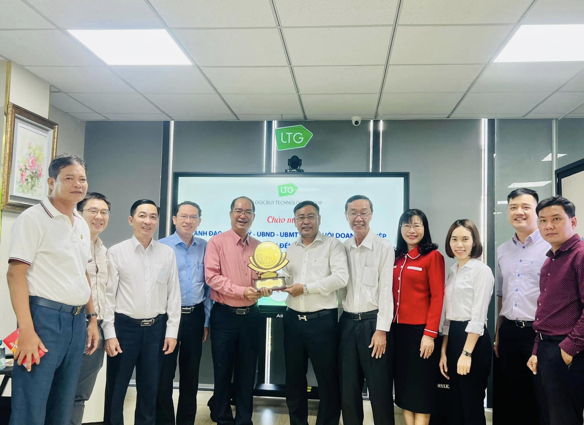 Lãnh đạo Quận ủy, UBND, UBMT TQ, Hội Phụ nữ và Hội Doanh nghiệp quận Bình Thạnh thăm và chúc Tết doanh nghiệp LTG.