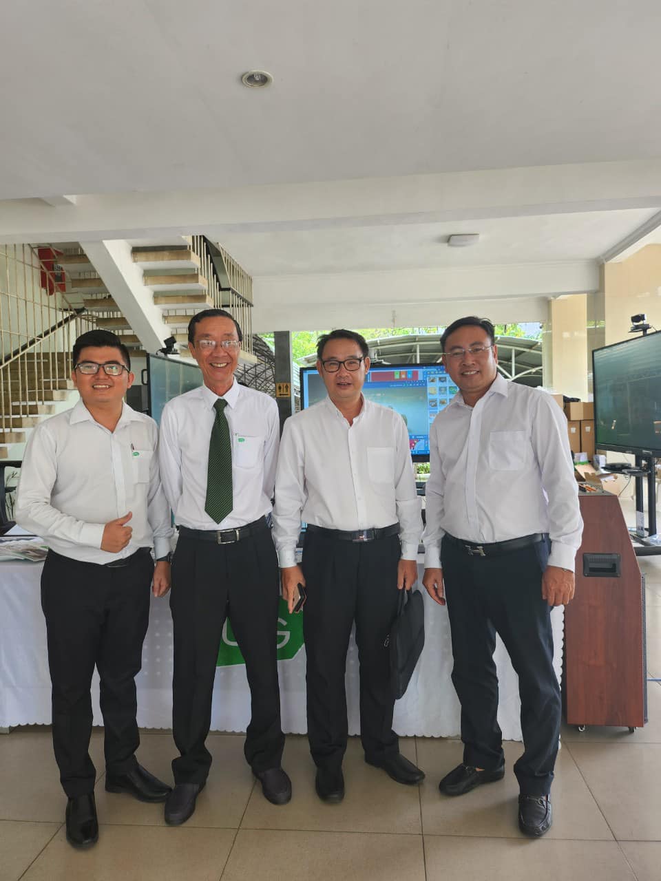 Trường nghèo, cán bộ giáo viên máy tính không có, làm sao chuyển đổi số?