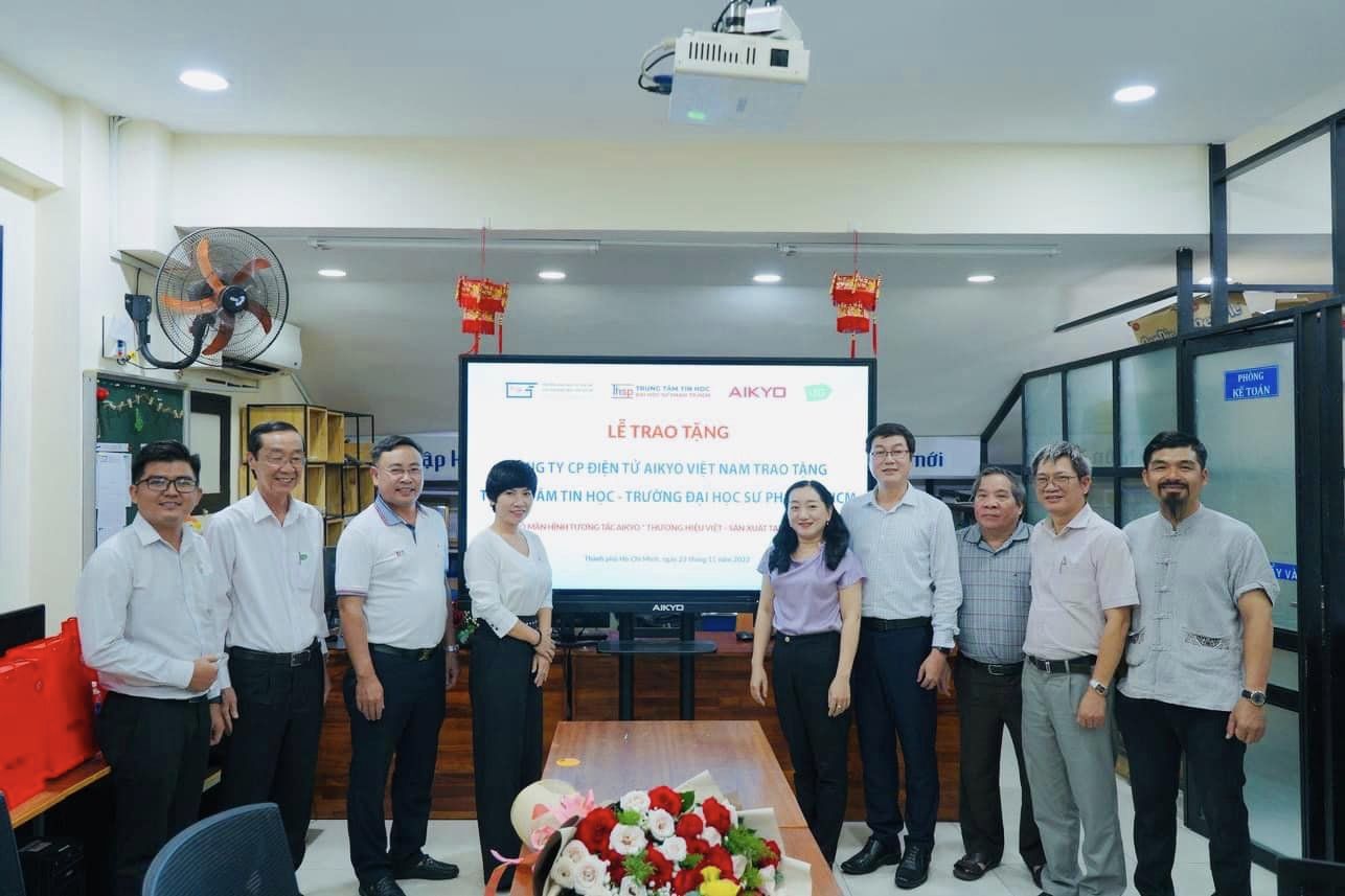 Chiều ngày 23/11/2023, Trung Tâm Tin Học – Trường Đại Học Sư Phạm TP.HCM long trọng tổ chức buổi lễ tiếp nhận tài trợ Màn hình tương tác AIKYO 75 Inch từ Công ty Cổ phần Điện tử Aikyo Việt Nam