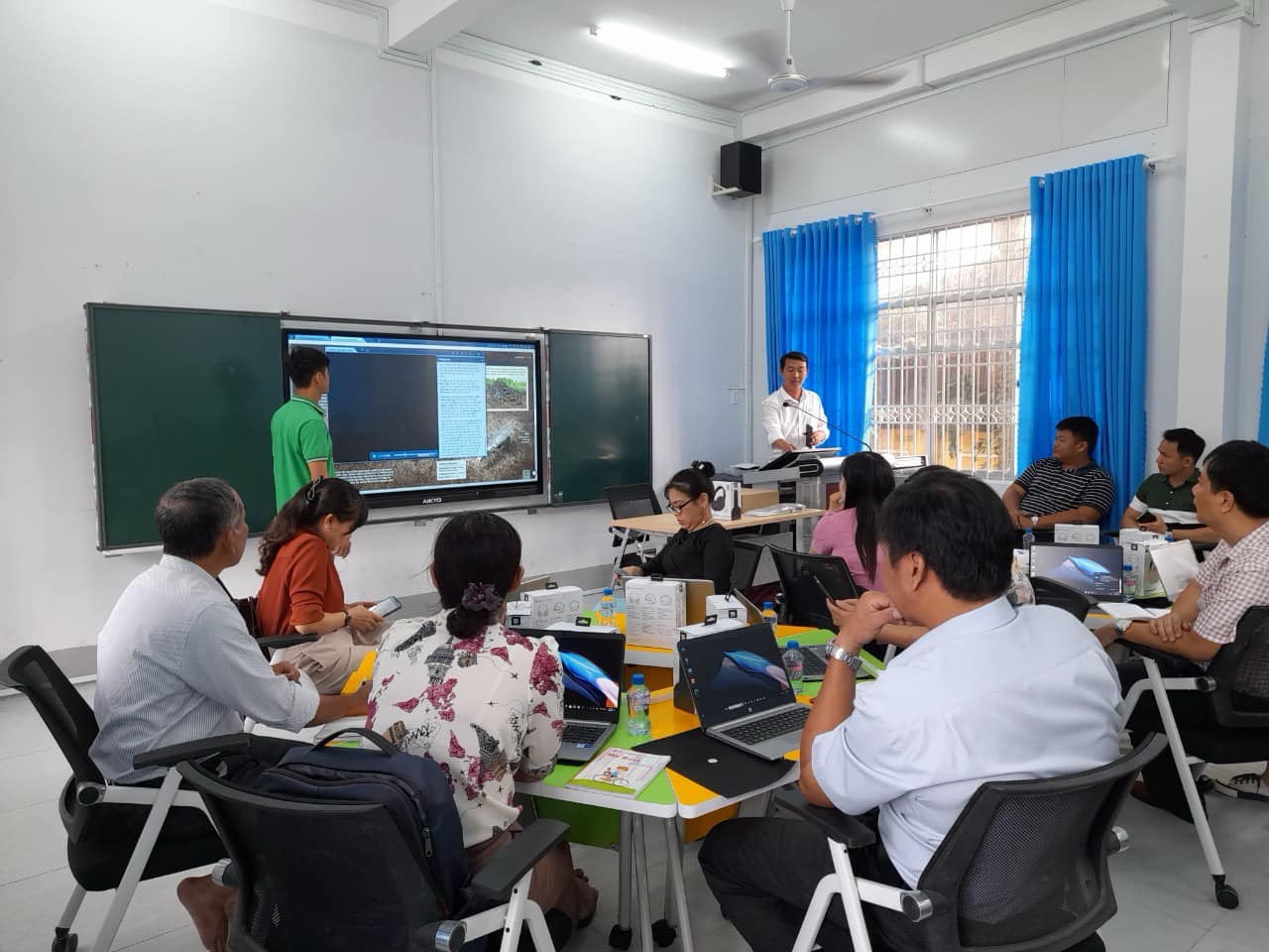 LTG Education tiếp tục chương trình tập huấn và chuyển giao công nghệ phòng học thông minh Smartclass cho các thầy cô tại 63 điểm trường trên toàn quốc.