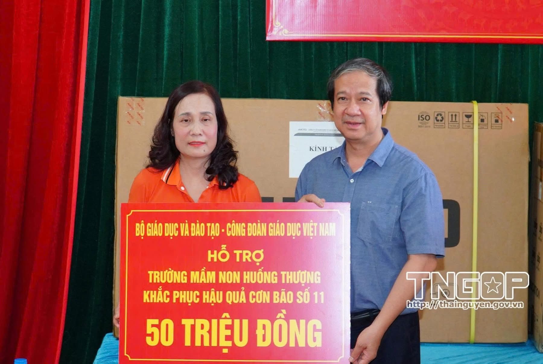 Bộ trưởng Bộ Giáo dục và Đào tạo trao tặng thiết bị giảng dạy cho các điểm trường bị ảnh hưởng bởi Bão số 11